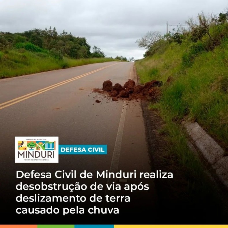 DEFESA CIVIL – Após deslizamento de terra causado pela chuva, Defesa Civil de Minduri realiza desobstrução de via, viabilizando o trânsito.