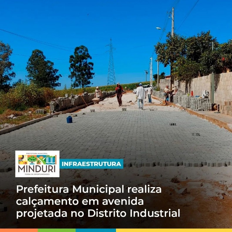 INFRAESTRUTURA – A fim de proporcionar melhores condições para o escoamento da produção, trânsito de pedestres, animais e veículos e mais oportunidades para toda a população, Prefeitura Municipal realiza calçamento em avenida projetada no Distrito Industrial.