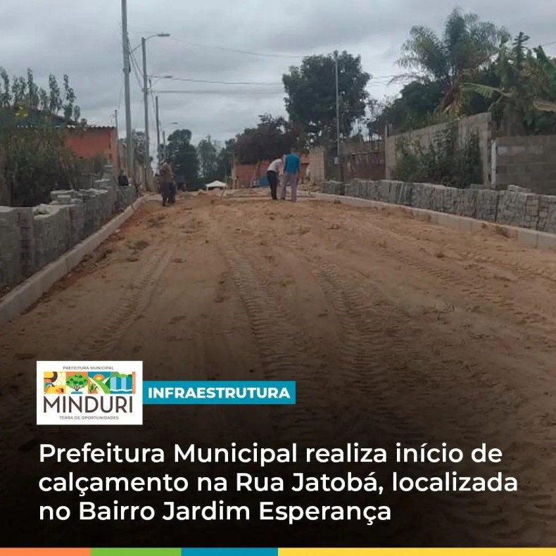 INFRAESTRUTURA – Prefeitura Municipal realiza início de calçamento na Rua Jatobá, localizada no Bairro Jardim Esperança.