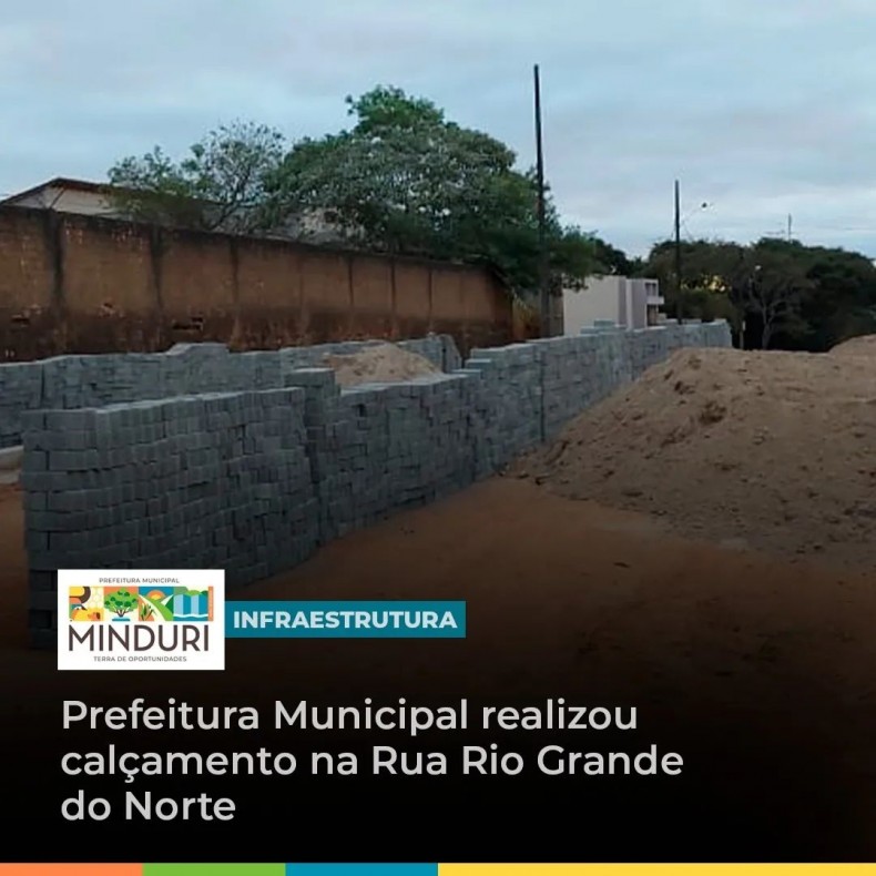 INFRAESTRUTURA – Prefeitura Municipal realizou calçamento na Rua Rio Grande do Norte, tornando viável a segurança dos motoristas, pedestres e ciclistas, bem como para a preservação do tráfego.